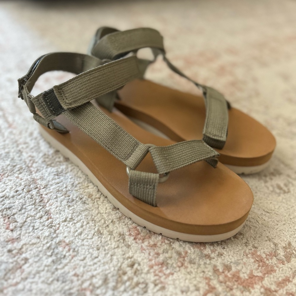 Women's Universal Thread Sandals in Olive Green